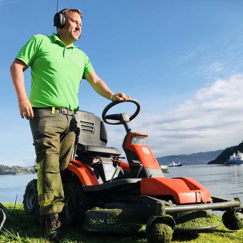 Profesjonell plenklipping med hagetraktor