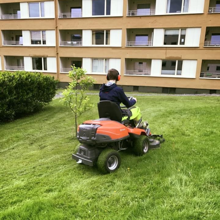 Effektiv klipping av store plenområder